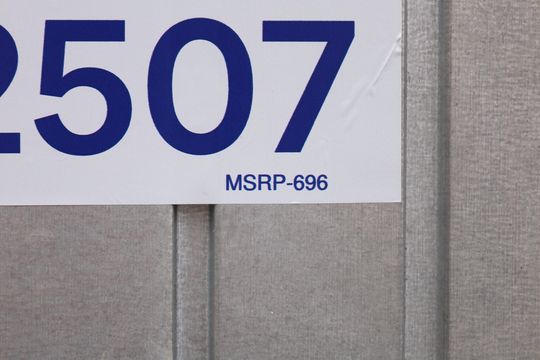 Placa instalada na fachada do condomínio - Código da placa: MSRP-696 de apartamento à venda com 2 quartos, 41m² em Jardim Guaianazes, São Paulo