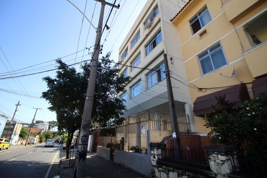 Fachada de apartamento à venda com 2 quartos, 55m² em Olaria, Rio de Janeiro