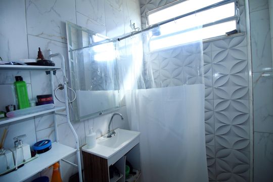 Banheiro de apartamento à venda com 2 quartos, 55m² em Olaria, Rio de Janeiro