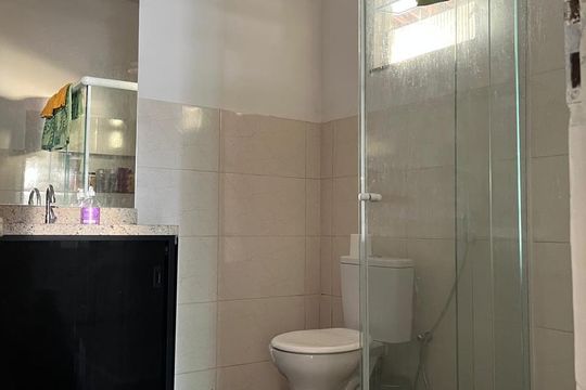 Banheiro de casa à venda com 2 quartos, 90m² em São Domingos, Niterói