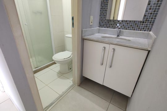 Banheiro Social de apartamento à venda com 2 quartos, 51m² em Barra Olímpica, Rio de Janeiro