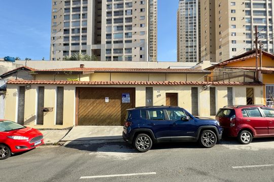 Placa instalada na fachada do imóvel de casa à venda com 5 quartos, 480m² em Vila Augusta, Guarulhos