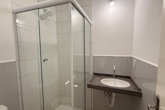 Banheiro Social de casa de condomínio à venda com 3 quartos, 73m² em Jardim Gardênia, Goiânia