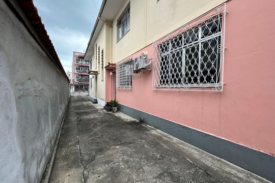 Fachada de casa à venda com 3 quartos, 220m² em Vila Valqueire, Rio de Janeiro