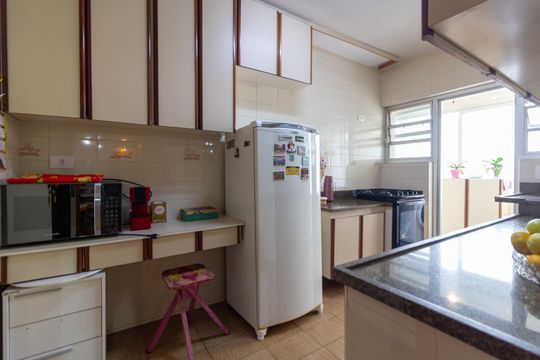 Cozinha de apartamento à venda com 2 quartos, 80m² em Alto de Pinheiros, São Paulo