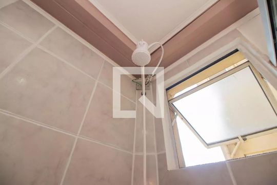 Banheiro de apartamento para alugar com 2 quartos, 39m² em Mário Quintana, Porto Alegre