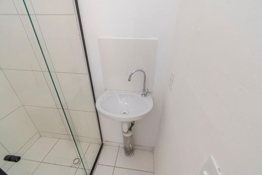 Banheiro de apartamento para alugar com 2 quartos, 38m² em Irajá, Rio de Janeiro