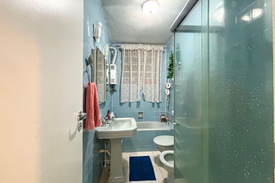 Banheiro social de apartamento à venda com 3 quartos, 76m² em Copacabana, Rio de Janeiro