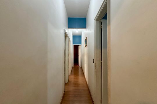 Sala - corredor de acesso aos cômodos de apartamento à venda com 3 quartos, 76m² em Copacabana, Rio de Janeiro