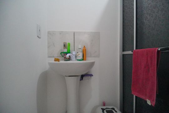 Banheiro de apartamento à venda com 2 quartos, 48m² em Campina, São Leopoldo