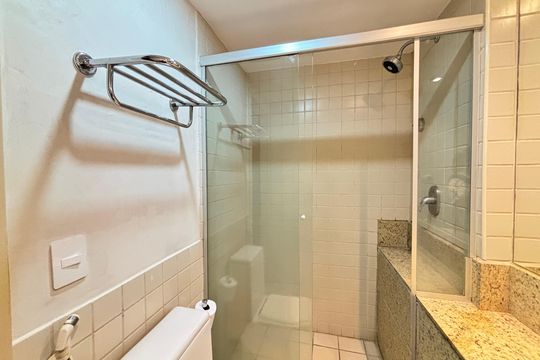 Banheiro de kitnet/studio para alugar com 1 quarto, 33m² em Cidade Jardim, São Paulo