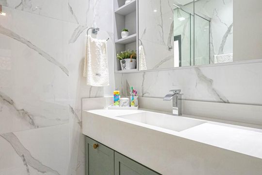 Banheiro da Suíte de casa de condomínio à venda com 1 quarto, 452m² em Colinas da Anhanguera, Santana de Parnaíba
