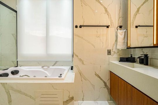 Banheiro da Suíte de casa de condomínio à venda com 1 quarto, 452m² em Colinas da Anhanguera, Santana de Parnaíba