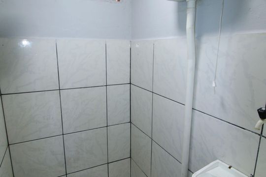 Banheiro de kitnet/studio para alugar com 1 quarto, 25m² em Penha Circular, Rio de Janeiro