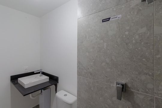 Banheiro de kitnet/studio para alugar com 1 quarto, 24m² em Vila Nova Conceição, São Paulo