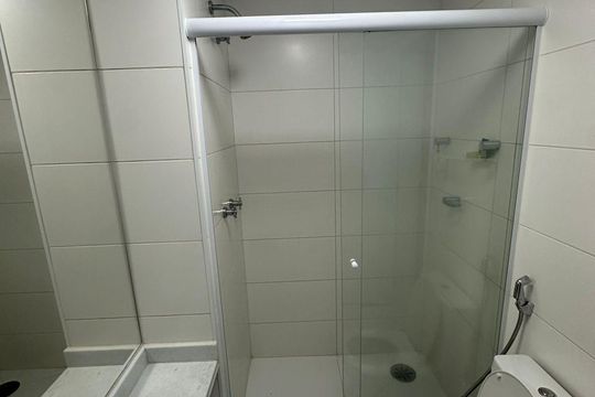 Banheiro de apartamento para alugar com 1 quarto, 45m² em Pinheiros, São Paulo