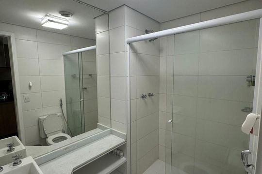 Banheiro de apartamento para alugar com 1 quarto, 45m² em Pinheiros, São Paulo