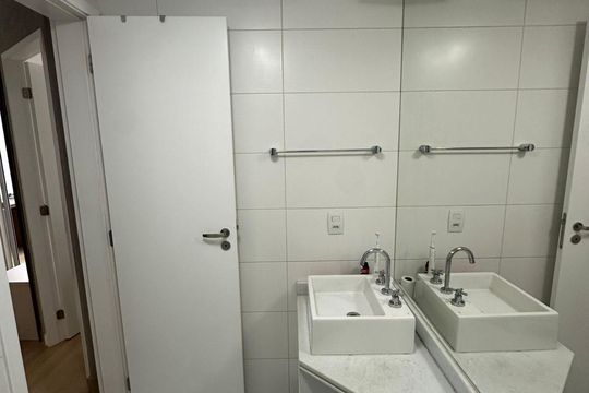 Banheiro de apartamento para alugar com 1 quarto, 45m² em Pinheiros, São Paulo