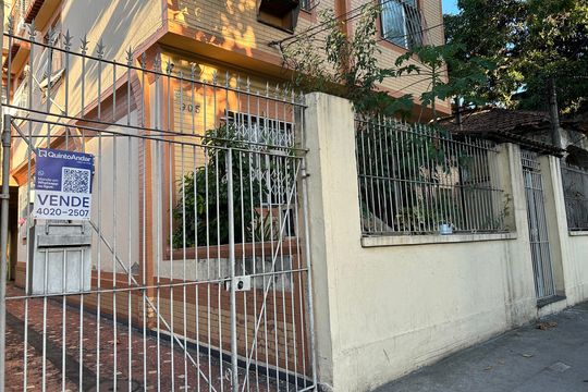 Fachada + placa de apartamento à venda com 3 quartos, 80m² em Encantado, Rio de Janeiro