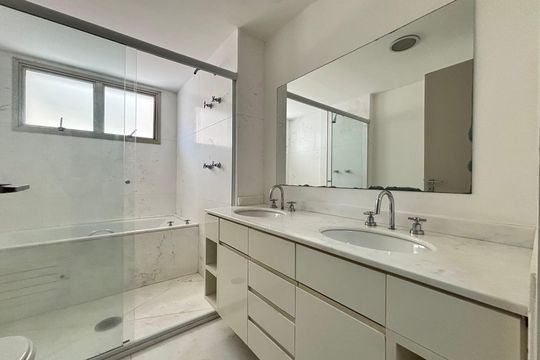 Banheiro Quarto 1 de apartamento à venda com 4 quartos, 332m² em Pinheiros, São Paulo