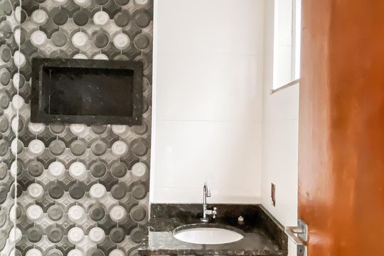 Banheiro  de apartamento à venda com 2 quartos, 45m² em Jardim Eliane, São Paulo