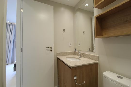 Banheiro de kitnet/studio à venda com 1 quarto, 24m² em Vila Nova Conceição, São Paulo