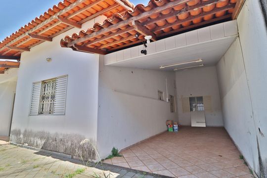 Fachada de casa para alugar com 4 quartos, 197m² em Santa Mônica, Uberlândia