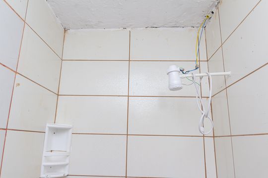 Banheiro da Suíte de kitnet/studio para alugar com 1 quarto, 43m² em Guaratiba, Rio de Janeiro