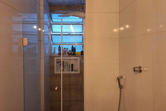 Banheiro de apartamento à venda com 2 quartos, 64m² em Icaraí, Niterói
