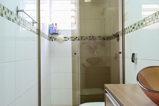 Banheiro de apartamento à venda com 2 quartos, 45m² em Jardim Monte Alegre, Taboão da Serra
