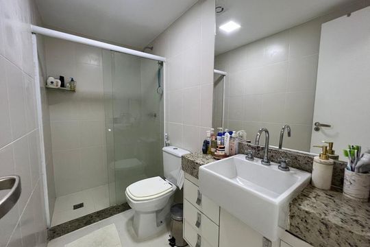 Banheiro de apartamento à venda com 2 quartos, 116m² em Barra da Tijuca, Rio de Janeiro