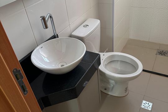 Banheiro de apartamento à venda com 2 quartos, 60m² em Planalto, Belo Horizonte