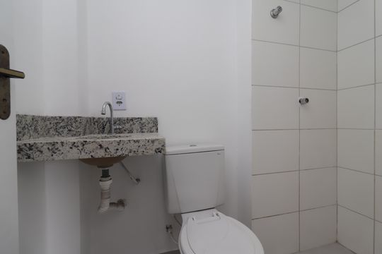 Banheiro de apartamento para alugar com 2 quartos, 39m² em Itaquera, São Paulo