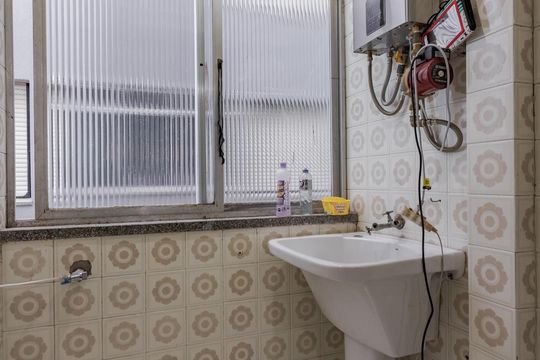 Cozinha e Área de Serviço de apartamento para alugar com 2 quartos, 58m² em Vila Jardim, Porto Alegre