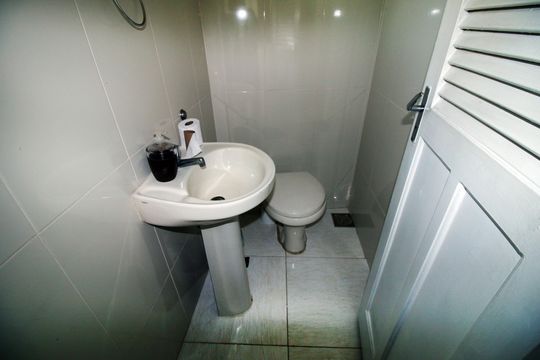 Banheiro de serviço de apartamento à venda com 3 quartos, 109m² em Olaria, Rio de Janeiro