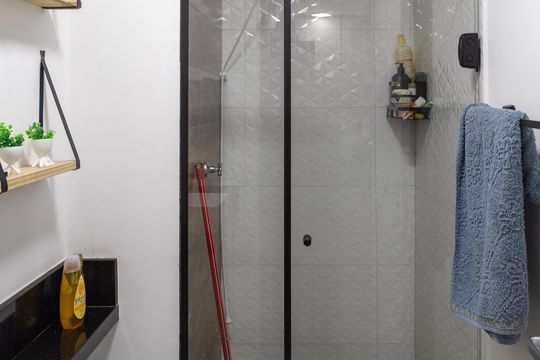 Banheiro de apartamento para alugar com 2 quartos, 36m² em Vila das Bandeiras, Guarulhos