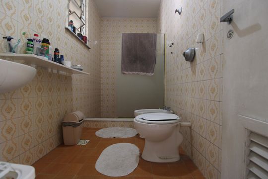 Banheiro social de casa de condomínio à venda com 3 quartos, 360m² em Anil, Rio de Janeiro