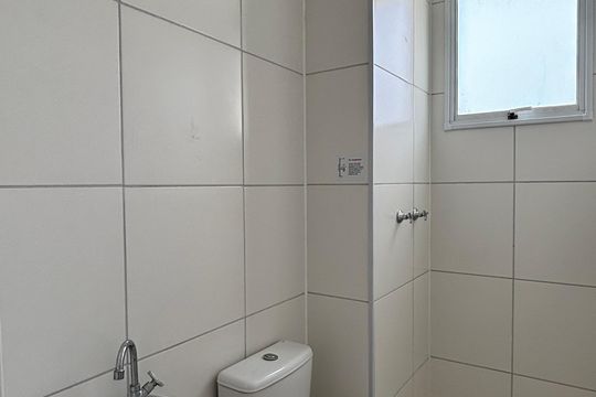 Banheiro de apartamento à venda com 2 quartos, 45m² em Vila Palmares, Santo André