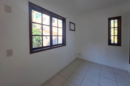 Quarto 1 de casa de condomínio à venda com 3 quartos, 258m² em Santa Barbara, Niterói