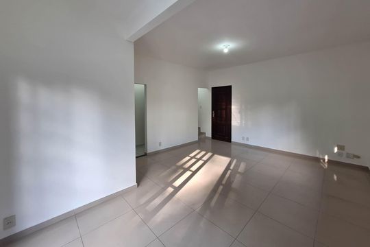 Sala de casa de condomínio à venda com 3 quartos, 258m² em Santa Barbara, Niterói