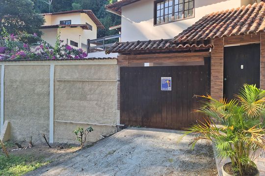 fachada de casa de condomínio à venda com 3 quartos, 258m² em Santa Barbara, Niterói