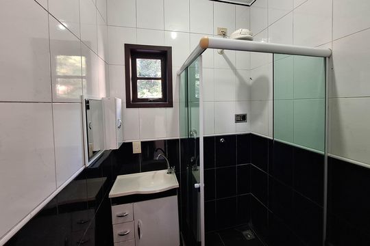 Banheiro da Suíte 1 de casa de condomínio à venda com 3 quartos, 258m² em Santa Barbara, Niterói