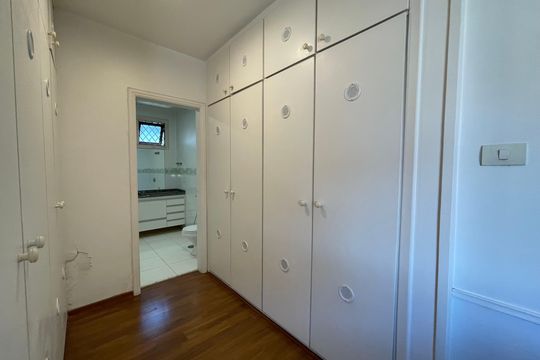 Closet da Suíte 4 de casa para alugar com 5 quartos, 539m² em Butantã, São Paulo