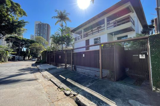 Fachada de casa para alugar com 5 quartos, 539m² em Butantã, São Paulo