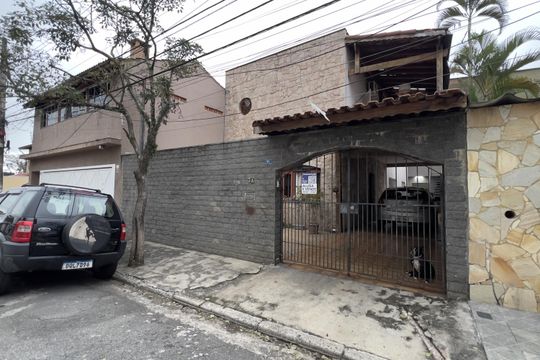 Fachada de casa à venda com 3 quartos, 288m² em Parque Renato Maia, Guarulhos