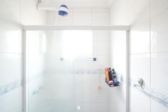 Banheiro da suíte de apartamento à venda com 3 quartos, 75m² em Parque Sao Pedro, São Bernardo do Campo