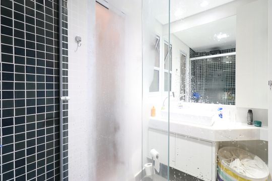 Banheiro de apartamento à venda com 2 quartos, 76m² em Barra Funda, São Paulo