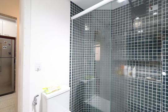 Banheiro  de apartamento à venda com 2 quartos, 76m² em Barra Funda, São Paulo