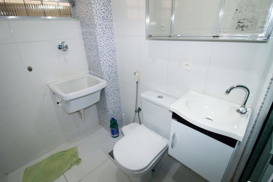 Banheiro e Tanque de apartamento à venda com 1 quarto, 60m² em Cordovil, Rio de Janeiro