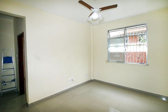 Sala de apartamento à venda com 1 quarto, 60m² em Cordovil, Rio de Janeiro